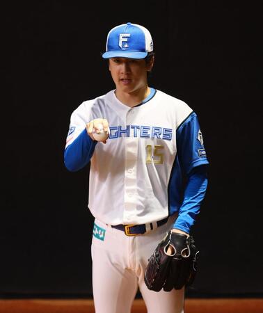 　ブルペンで投球する北山（撮影・中島達哉）