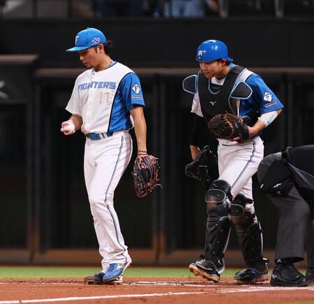 　２回、海野、笹川に連続適時打を許し、肩を落とす伊藤（左）と田宮（撮影・中島達哉）