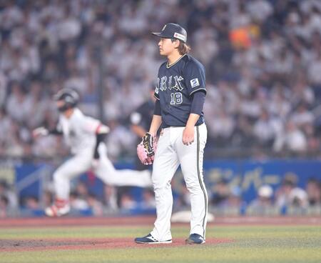 　４回、西川（後方）に左越えソロを打たれた先発・宮城（撮影・開出牧）