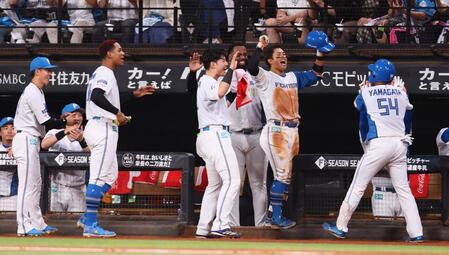 　４回、同点ソロを放った山県（５４）を迎える日本ハムナイン（撮影・中島達哉）