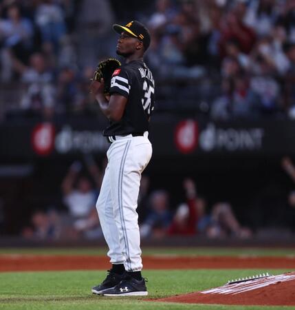 　５回、今川に勝ち越しソロを浴びるモイネロ（撮影・中島達哉）