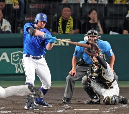 　２回、左中間へ２点適時二塁打を放つケイ（撮影・立川洋一郎）