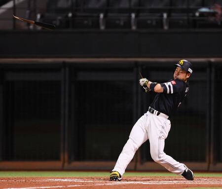 　８回、二飛に倒れる近藤（撮影・中島達哉）