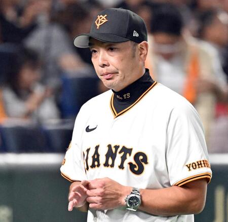 　５回を終え、投手交代を告げた阿部監督
