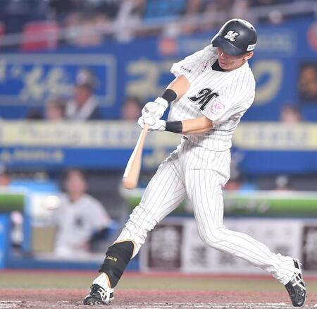 　５回、同点の中前適時打を放つ高部（撮影・開出牧）
