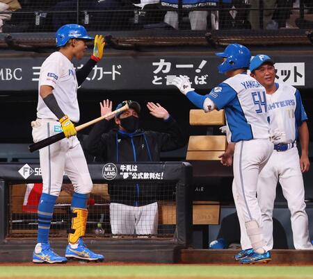 　６回、２打席連発となる２ランを放った山県（右から２人目）を迎える新庄監督（中央）＝撮影・中島達哉