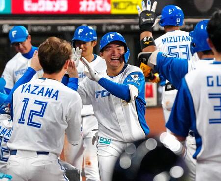 　６回、２打席連続本塁打となる２ランを放ち、ナインに迎えられる山県