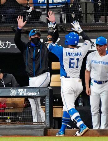 　５回、勝ち越しソロを放った今川（61）を迎える新庄監督