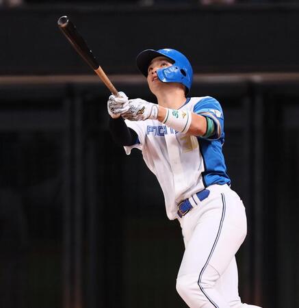 　３回、左犠飛を放つ郡司（撮影・中島達哉）