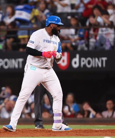 　３回、安打を放ち、ほえるレイエス（撮影・中島達哉）