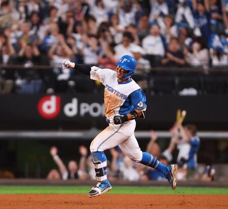 　５回、勝ち越しソロを放ち、ガッツポーズをする今川（撮影・中島達哉）