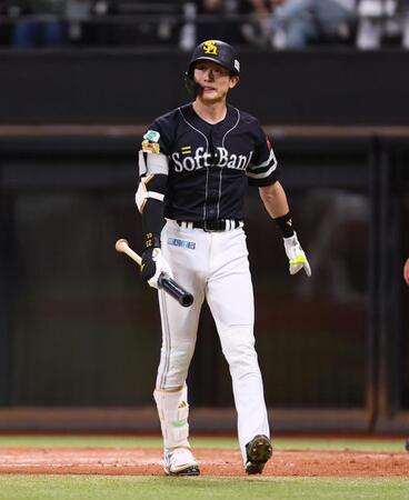 　８回、空振り三振を喫する周東（撮影・中島達哉）