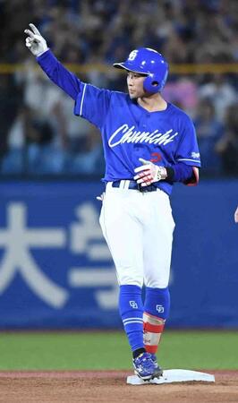 　２回、田中は左へ先制適時二塁打を放ち、ガッツポーズ（撮影・佐藤厚）