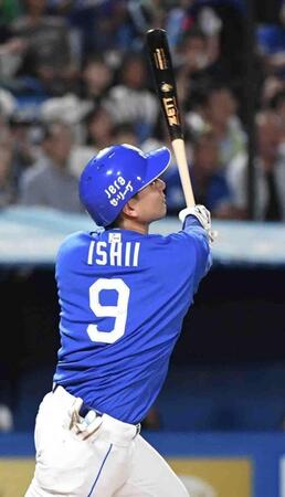 　４回、石伊は中犠飛を放つ（撮影・佐藤厚）