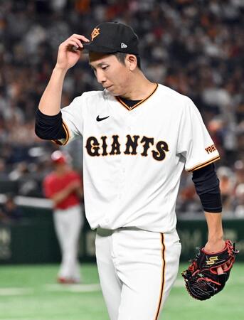 　１回を終え、ベンチに戻る戸郷