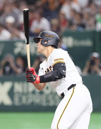 　１回、同点打を放つ岡本（撮影・石井剣太郎）