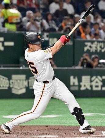 　１回、岡本が中前に同点打を放つ