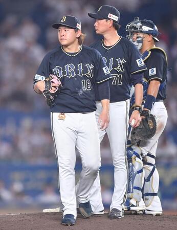 　８回、池田に右前適時打を打たれ降板した先発・宮城（手前）。後方は岸田監督（撮影・開出牧）