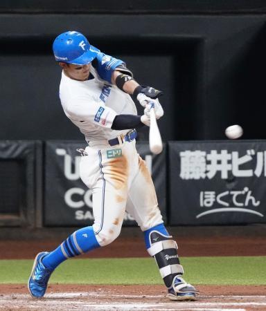 　６回日本ハム２死二塁、今川が中前に適時打を放つ＝エスコンフィールド