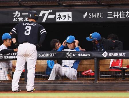 　８回、近藤（３）の折れたバットが日本ハムベンチに飛んでいき、頭を押さえる八木打撃コーチ（中央右）＝撮影・中島達哉