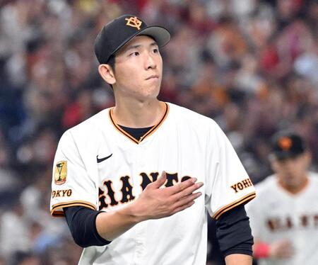 　５回を終え、ベンチに戻る戸郷