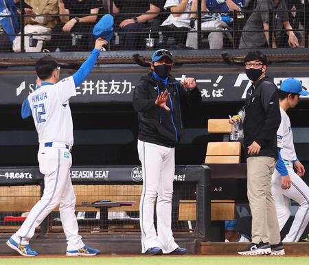 　試合後、小久保監督にあいさつする新庄監督（中央）＝撮影・中島達哉