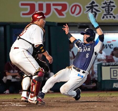 　６回、山村の左前打で二走外崎が同点の生還。捕手石原