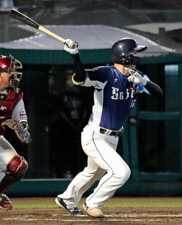 　６回、山村が左前に同点打を放つ