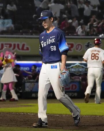 　１１回、サヨナラ打を浴び引き揚げる中村祐
