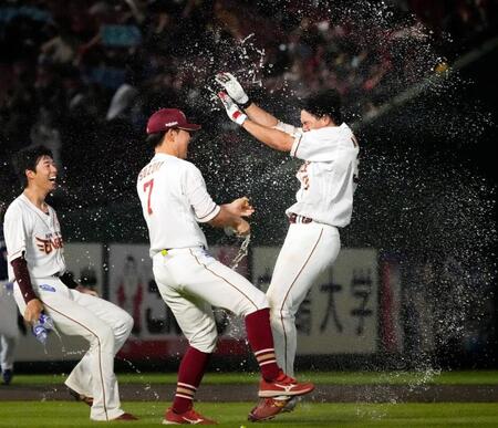 　１１回、サヨナラ打を放ち鈴木大（７）らから祝福を受ける中島