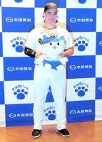 　太田胃散のマスコットキャラクター「太田胃にゃん」と記念撮影をするリチャード