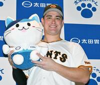 　「ビッグボードホームラン賞」の贈呈式で、笑顔で「太田胃にゃん」を手にするリチャード