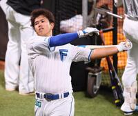 　一軍に合流し、素振りをする今川（撮影・中島達哉）