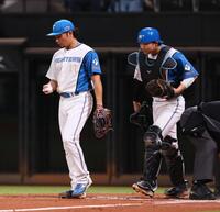 　２回、海野、笹川に連続適時打を許し、肩を落とす伊藤（左）と田宮（撮影・中島達哉）