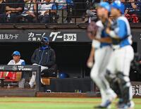 　２回、伊藤（右から２人目）が先制を許し、厳しい表情の新庄監督（中央）＝撮影・中島達哉