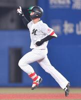 　４回、左越えソロを放ちポーズを決める西川（撮影・開出牧）