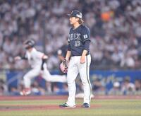 　４回、西川（後方）に左越えソロを打たれた先発・宮城（撮影・開出牧）