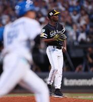 　４回、山県（左）に同点ソロを浴びるモイネロ（撮影・中島達哉）