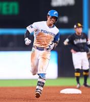 　５回、勝ち越しソロを放ち、拳を握りながらダイヤモンドを回る今川（撮影・中島達哉）