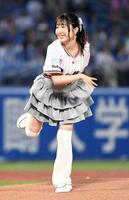 　始球式を行う声優の日高里菜（撮影・佐藤厚）