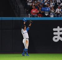 　５回、勝ち越しソロを放ち、スタンドのファンの歓声に応える今川（撮影・中島達哉）