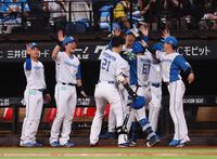 　５回、勝ち越しソロを放ち、ナインに迎えられる今川（右から２人目）＝撮影・中島達哉