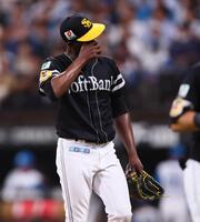 　３回、２点を返され、ベンチに下がるモイネロ（撮影・中島達哉）