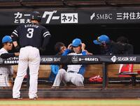 　８回、近藤（３）の折れたバットが日本ハムベンチに飛んでいき、頭を押さえる八木打撃コーチ（中央右）＝撮影・中島達哉