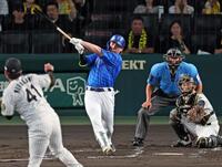 　２回、右中間へ先制の適時二塁打を放つ佐野（撮影・立川洋一郎）