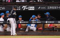 　８回、近藤（３）の折れたバットが日本ハムベンチに飛んでいき、頭を押さえる八木打撃コーチ（中央）＝撮影・中島達哉