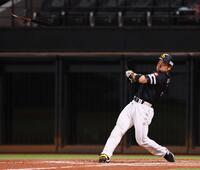 　８回、二飛に倒れる近藤（撮影・中島達哉）