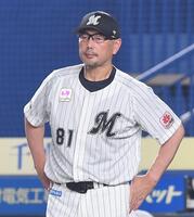 　８回、投手交代を告げる吉井監督（撮影・開出牧）