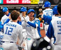 　６回、２打席連続本塁打となる２ランを放ち、ナインに迎えられる山県