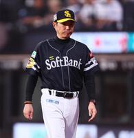 　８回、選手交代を告げる小久保監督（撮影・中島達哉）